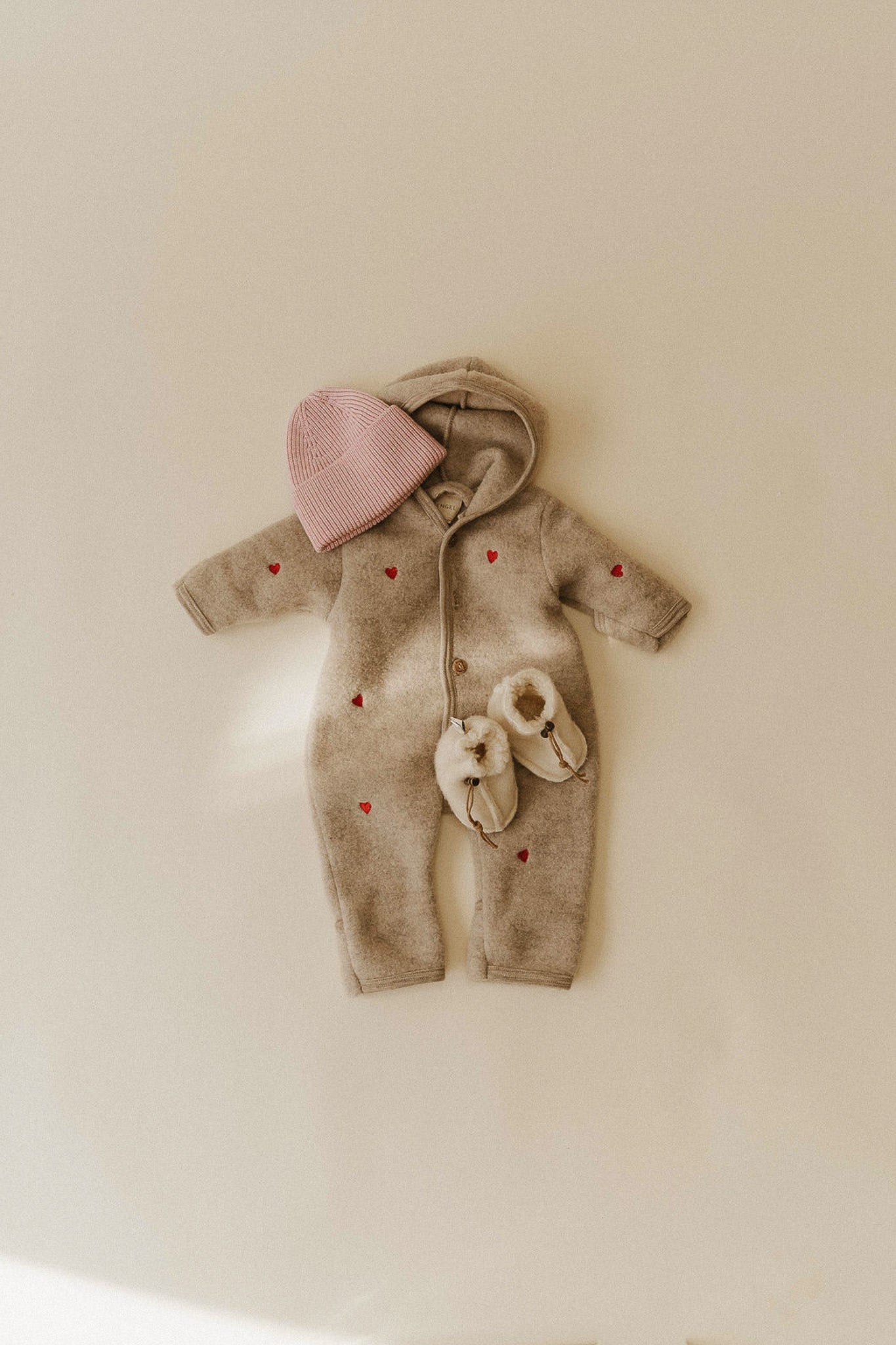 Engel natur overall wolfleece sand limited edition op de grond