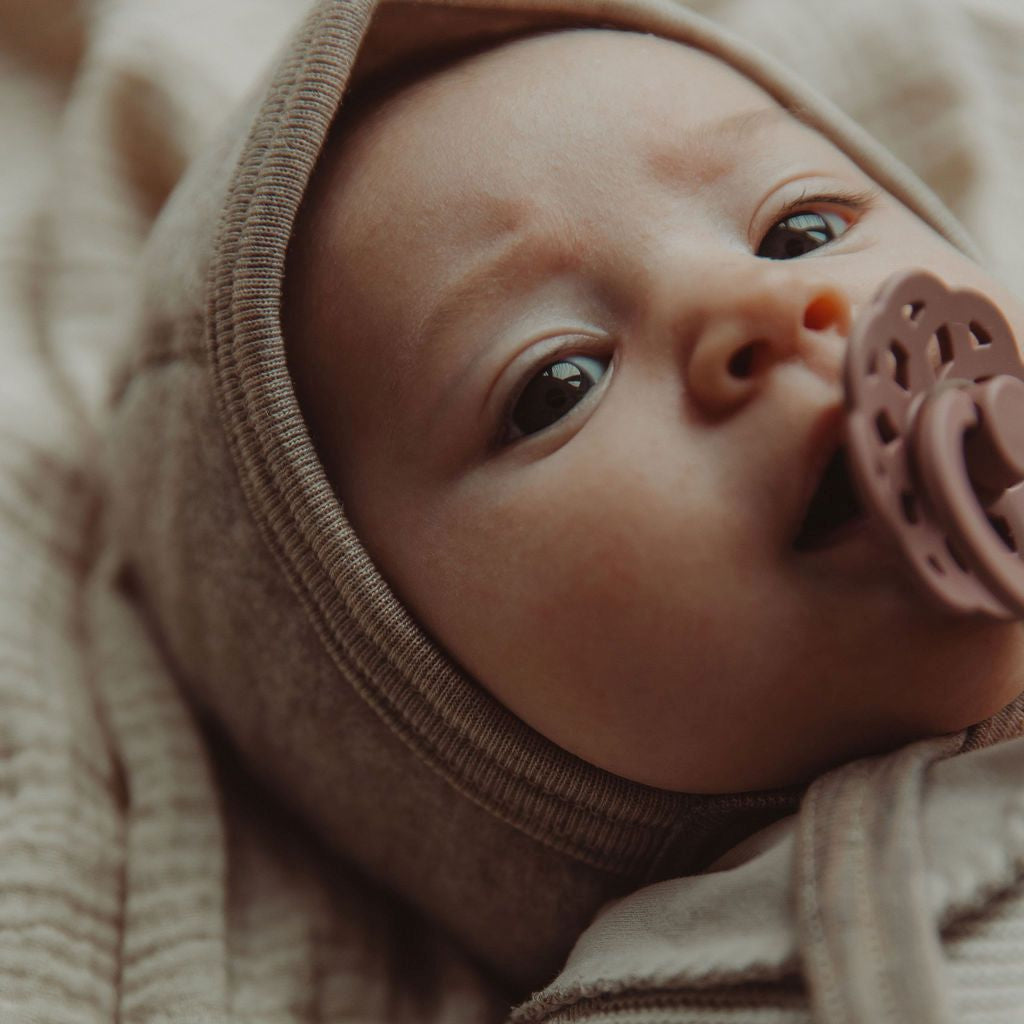 Fleece strikmutsje sand