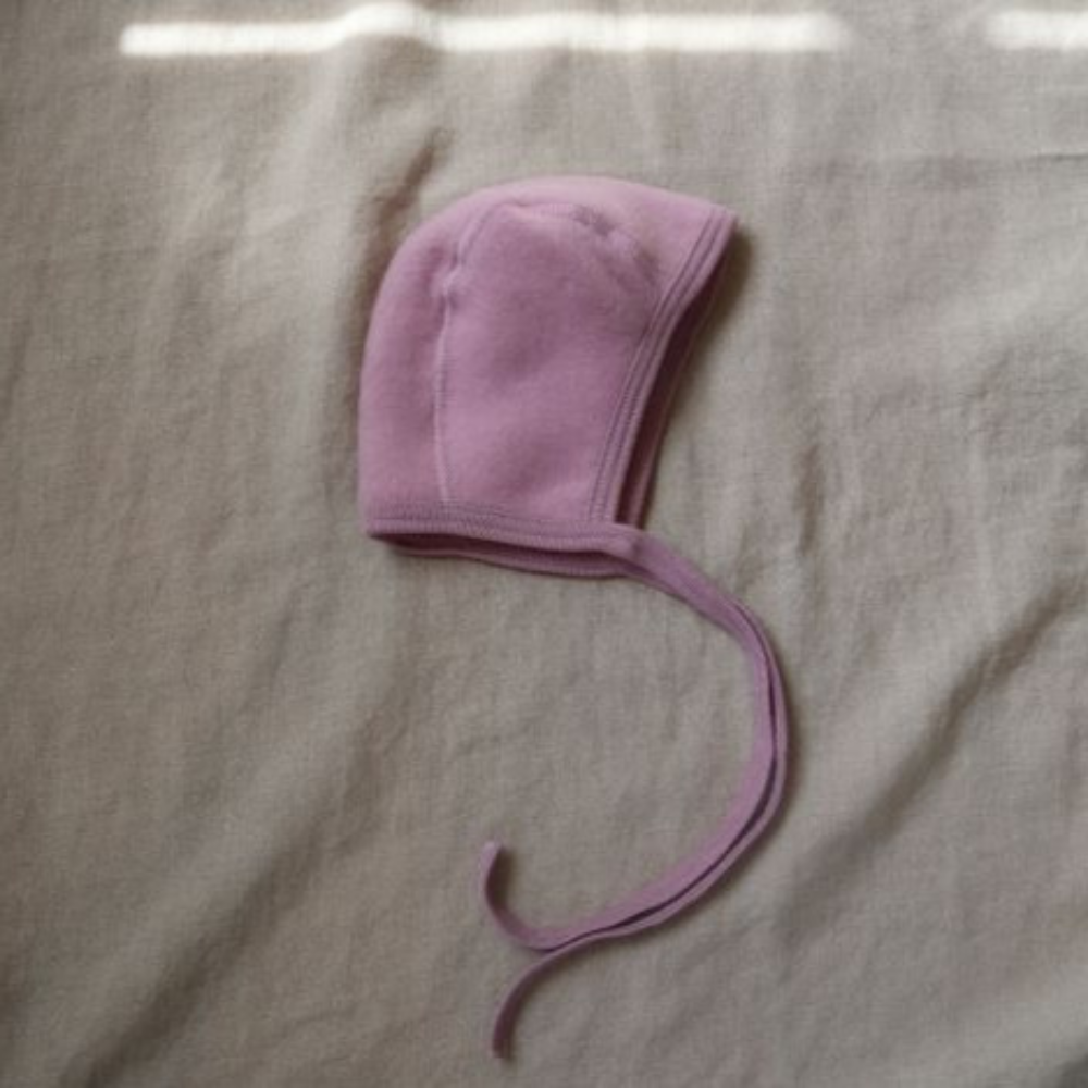 Strikmutsje in het rose voor baby's gemaakt van wolfleece van Engel Natur.