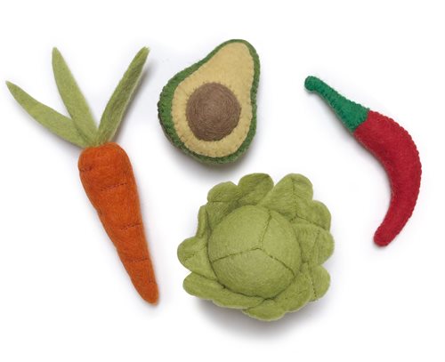 Handgemaakt vilten fruit op een witte achtergrond van gamcha. Een wortel, avocado, spaanse rode peper en slakrob. 