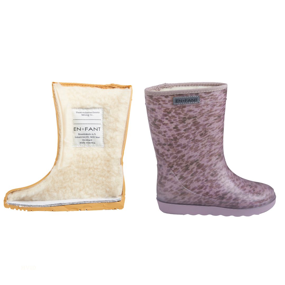 De thermoboots zijn gevoerd met wol aan de binnenzijde. De regenlaarzen zijn van ENFANT en hebben een paars patroon.