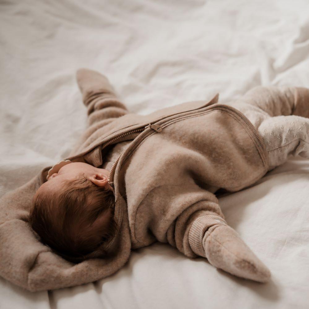 Jasje wolfleece sand huttelihut lifestyle 2.