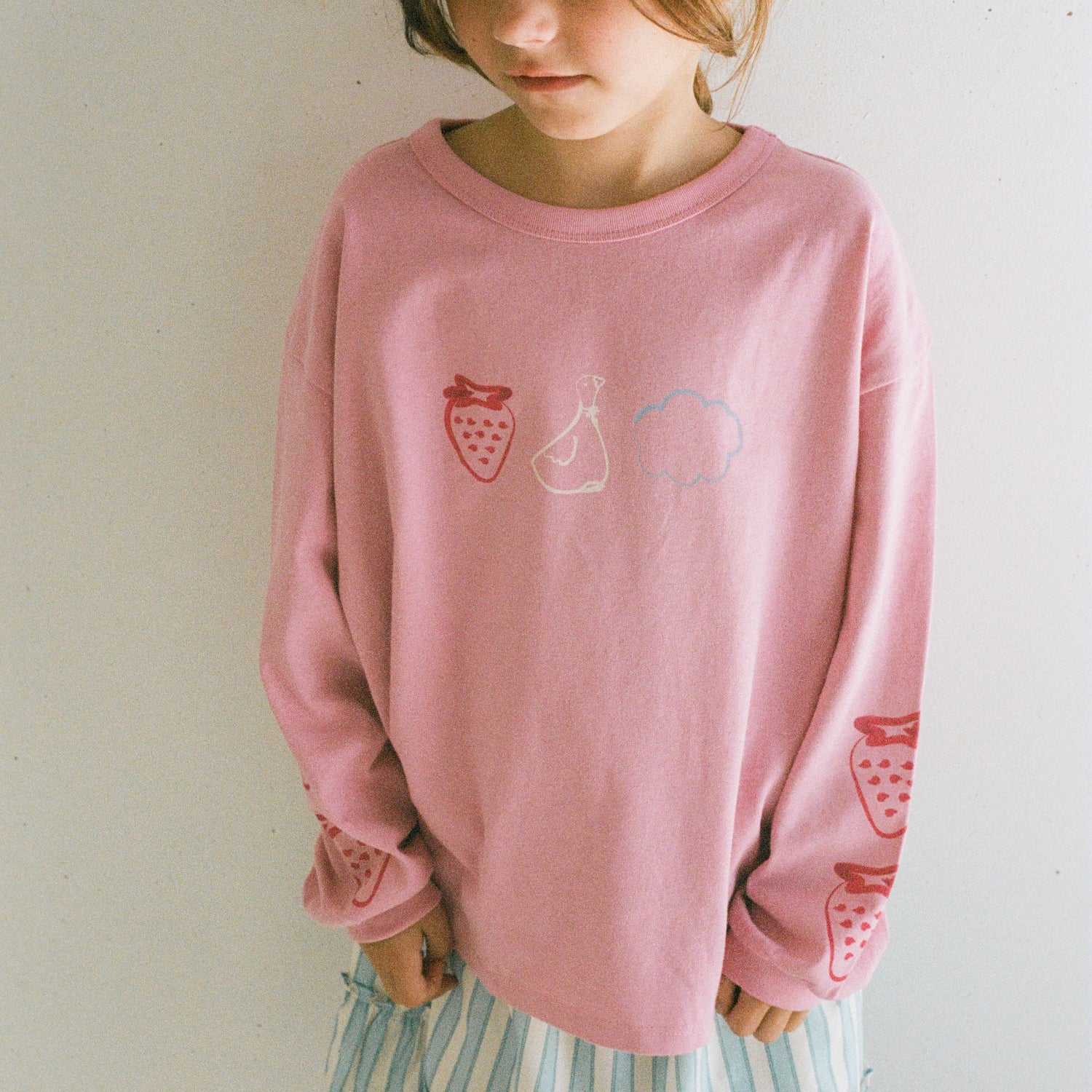 Roze shirt bij meisje aan van het merk Juni