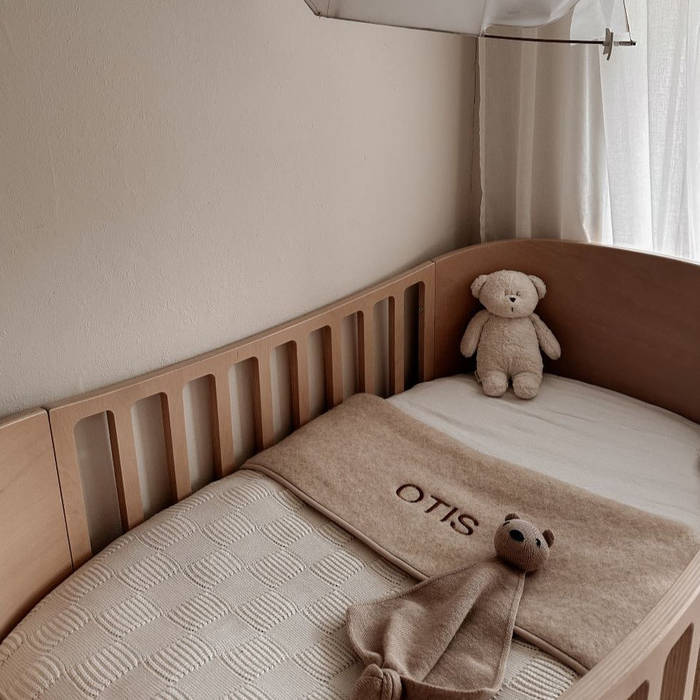 Alwero deken Thumbled. De deken is gemaakt van 100% wol en afgewerkt met een bies. De deken is verkrijgbaar in verschillende maten. Ook prima te gebruiken als wiegdeken, ledikantdeken of plaid op de bank 2.