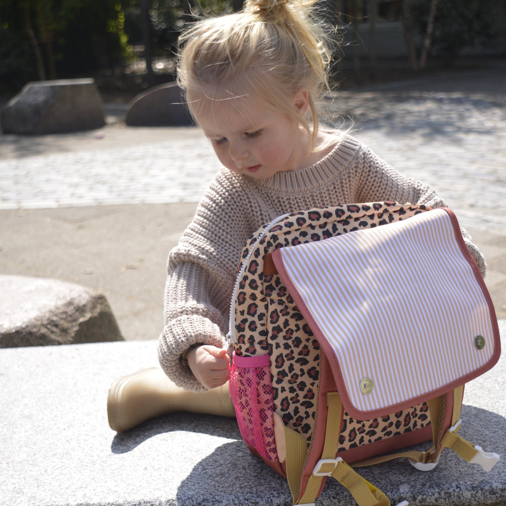 Tas van hello hossy staat op de grond leopard