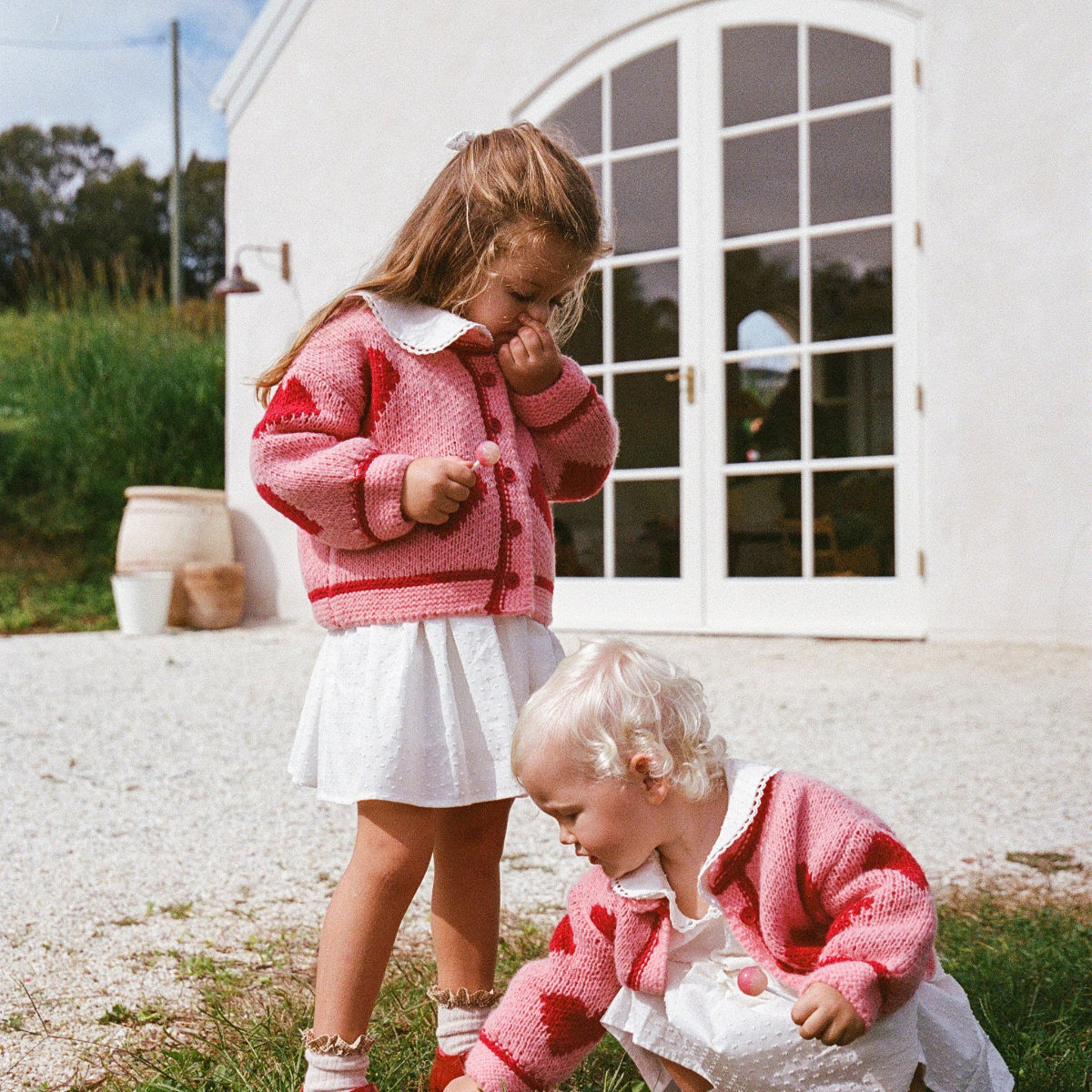 Love cardigan thewholesomestore voorkant aan bij meisjes