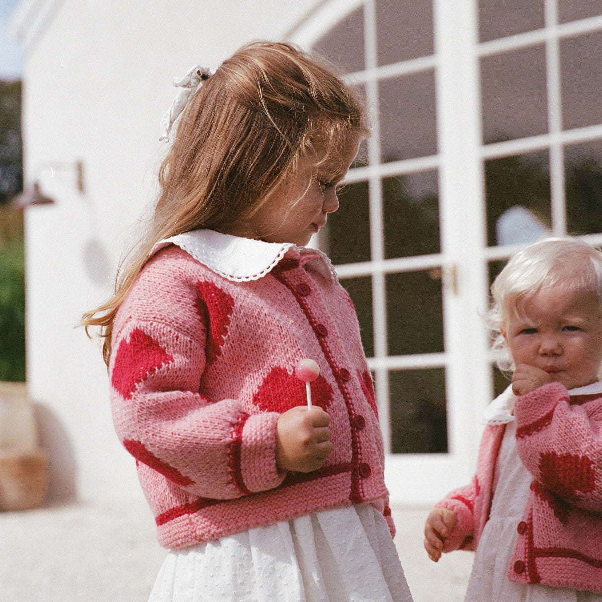 Love cardigan thewholesomestore voorkant aan bij meisje