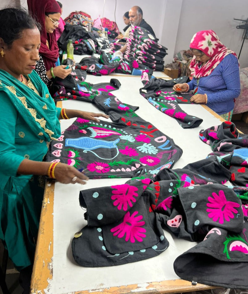 Maggie Suzani Love Jacket mt 'Love' op de achterkant bestaat uit een katoenen canvas met opvallende Suzani borduurwerk. Het jasje heeft zakken aan de voorkant en knopen middenvoor. Je ziet de Indiaanse inspiratie aanwezig in de borduur ontwerpen waarbij traditionele Indiase motieven zijn gemengd met universele en eigentijdse symbolen als harten, liefde en klaproosbloemen. 