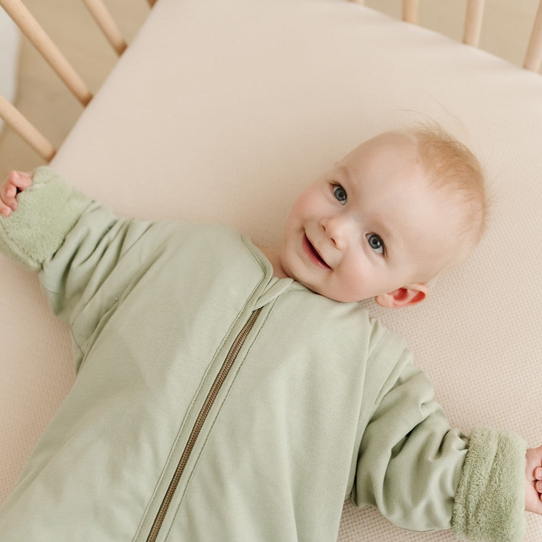 Close up Meegroeislaapzak 6M-2.5Y Olive Puckababy