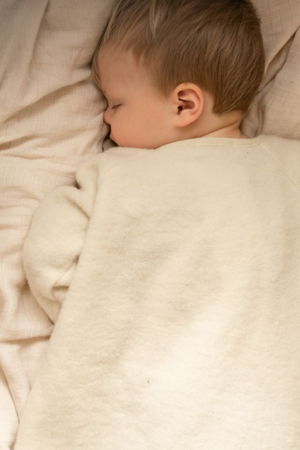 Slaapzak gemaakt van biologische merino wol fleece voor baby's en kinderen van Reiff in het naturel.