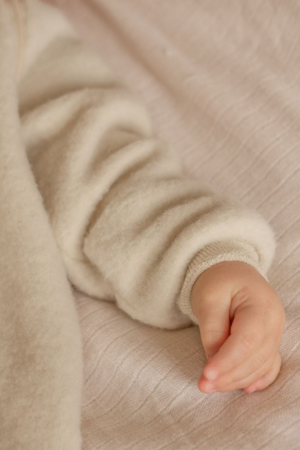 Slaapzak gemaakt van biologische merino wol fleece voor baby's en kinderen van Reiff in het naturel.