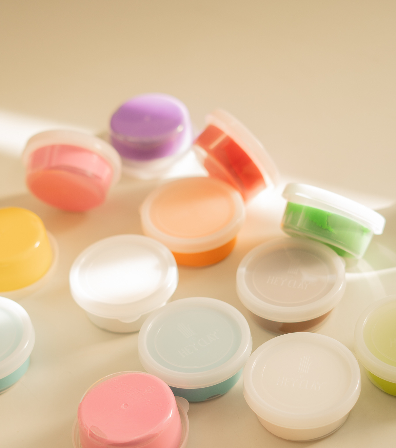 Klein voor kinderen in verschillende potjes en kleuren om mee te knutselen. Deze set bevat vissen om te maken.