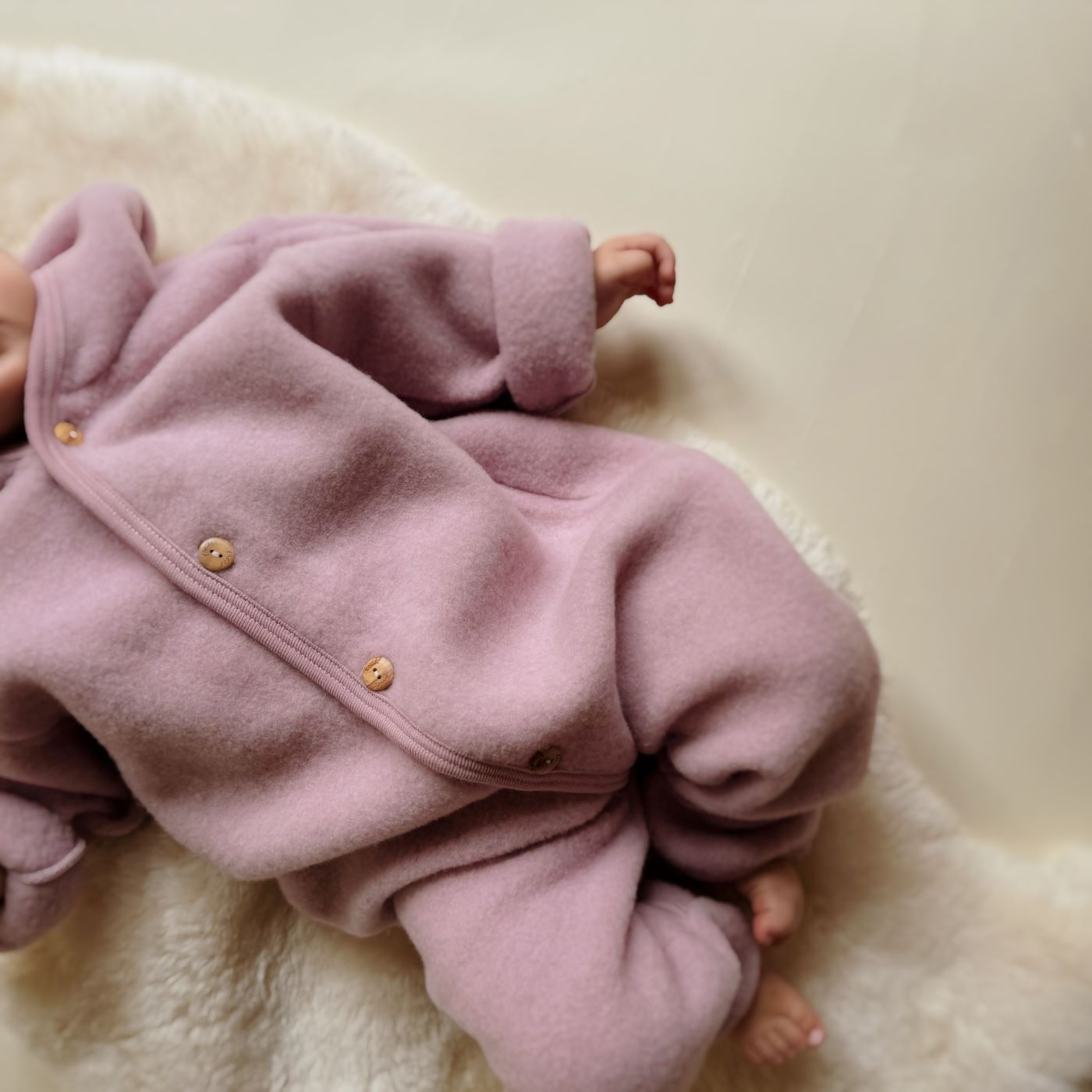 Overall wolfleece rose Engel Natur lifestyle.