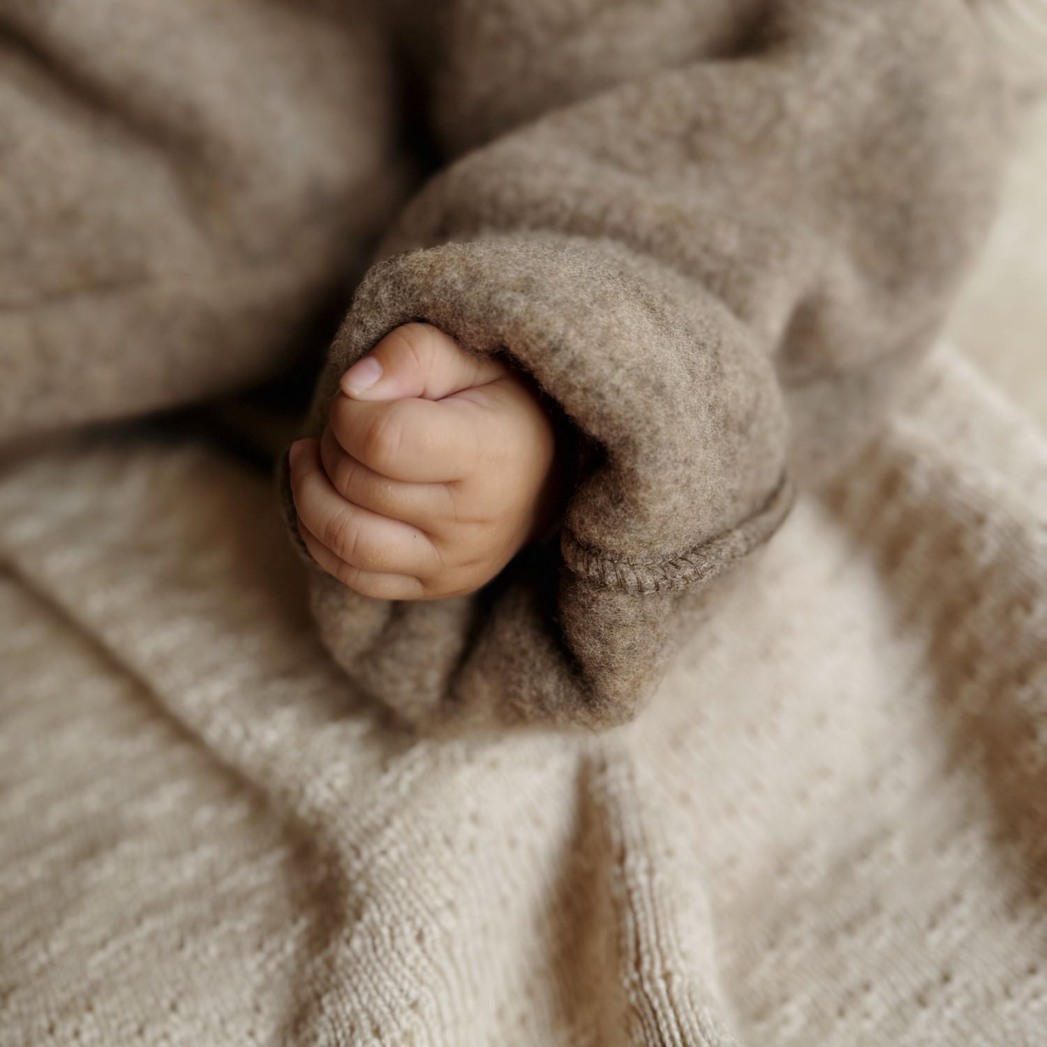 Overall wolfleece walnuss lifestyle close up.