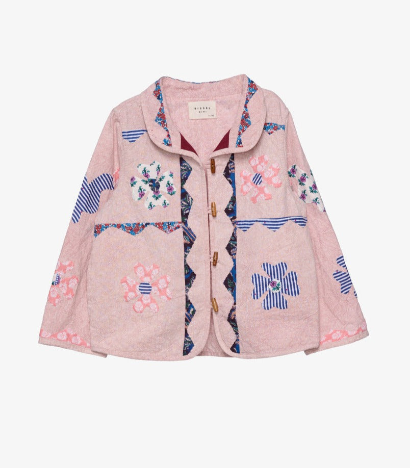 Peach mini patchwork jacket is een populair item uit de collectie van Sissel Eldelbo. De jas heeft een kleine kraag en is gemaakt met zakken aan de voorkant. De jas is gemaakt van 100% katoen met patchwork van een blokprint. Het handgemaakt patchwork is voorzien van een vredesteken en bloemendecoratie. Alle randen zijn mooi bedekt met katoenen randen.