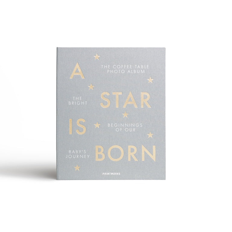Een grijs fotoalbum met de tekst a star is born