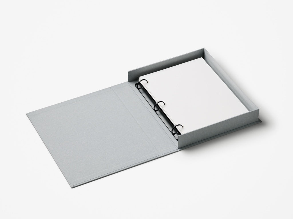 Een grijs fotoalbum liggend open op de grond met de tekst a star is born