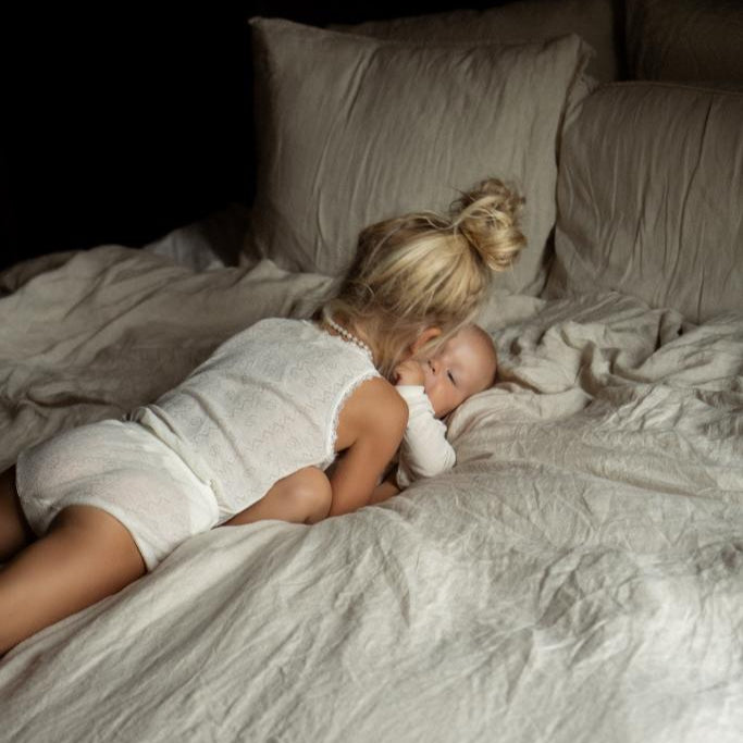 kinderen kusje geven pyjama joha