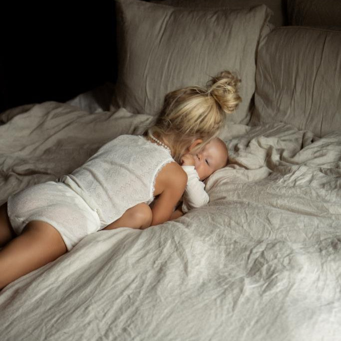 Kind met onderbroek Joha aan