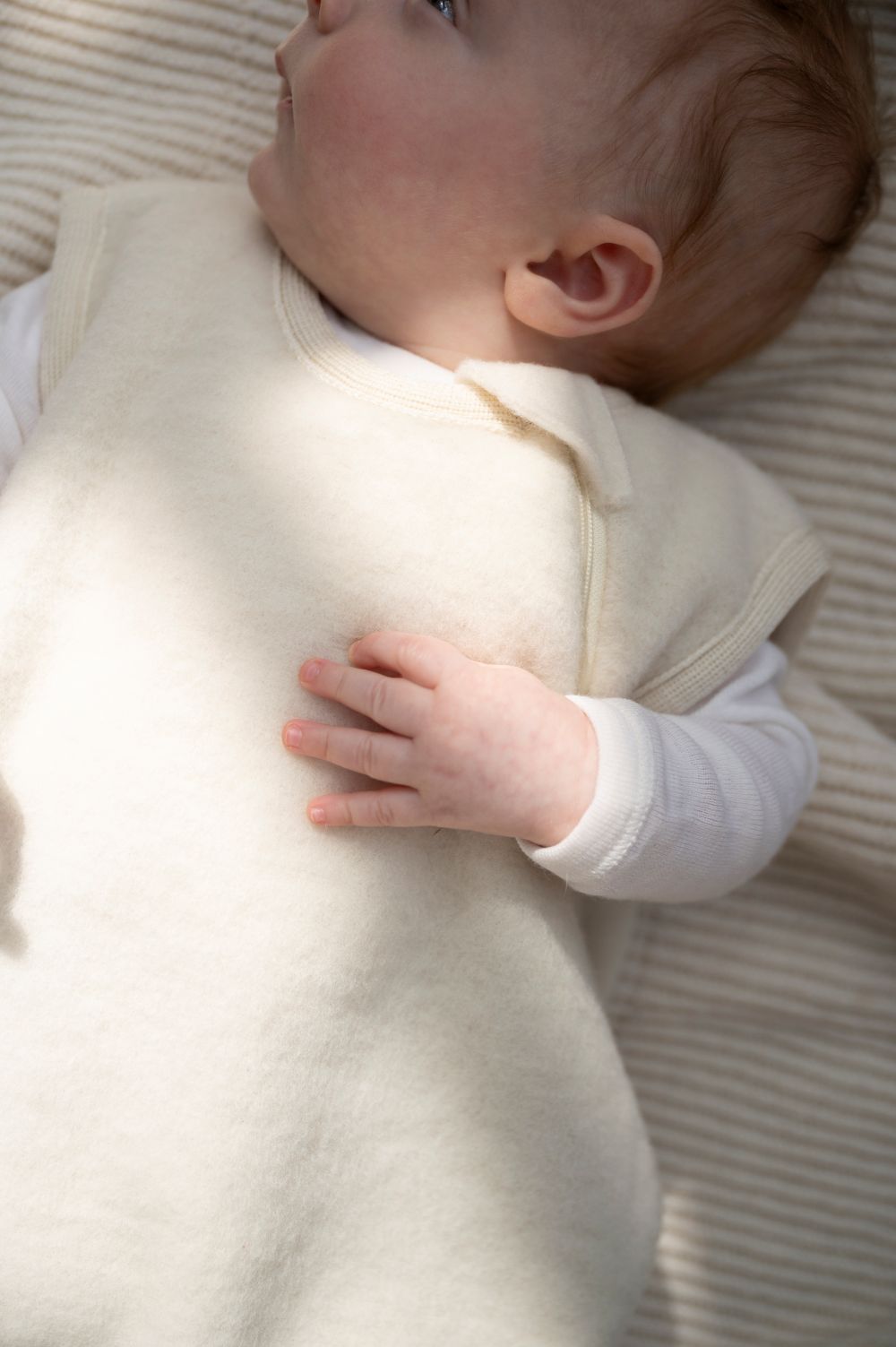 Slaapzak wolfleece naturel mouwloos close up