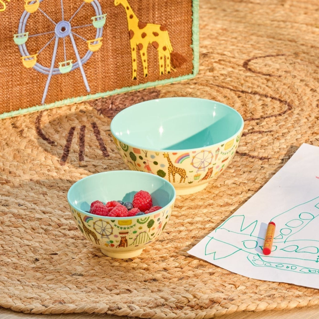 Blauw kommetje voor kinderen met circus figuurtjes erop op tafel