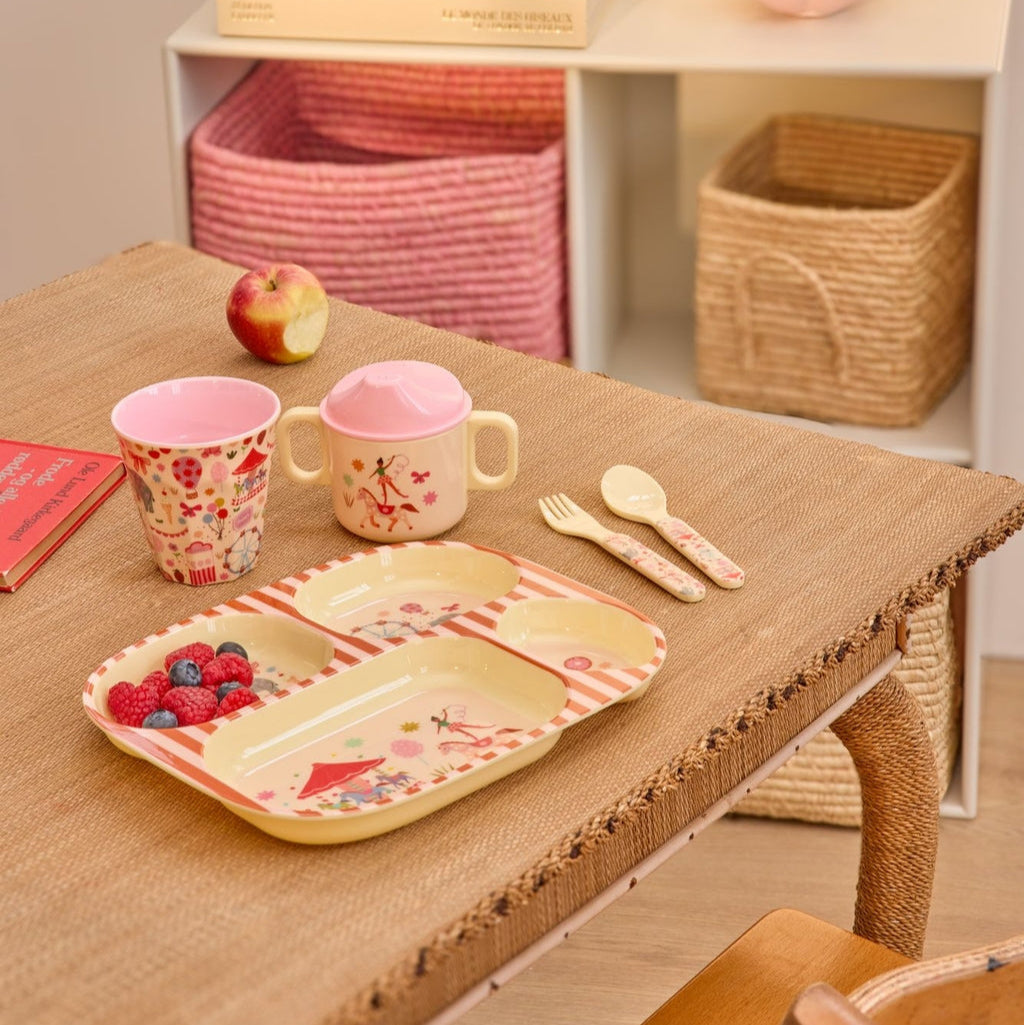 Bordje voor kinderen met 4 vakken roze op tafel