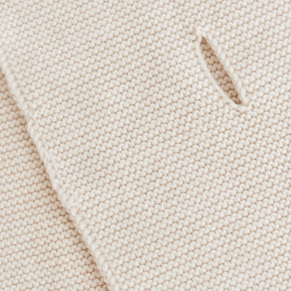 Sjaal ivo cream hvid voorzijde lifestyle close up.