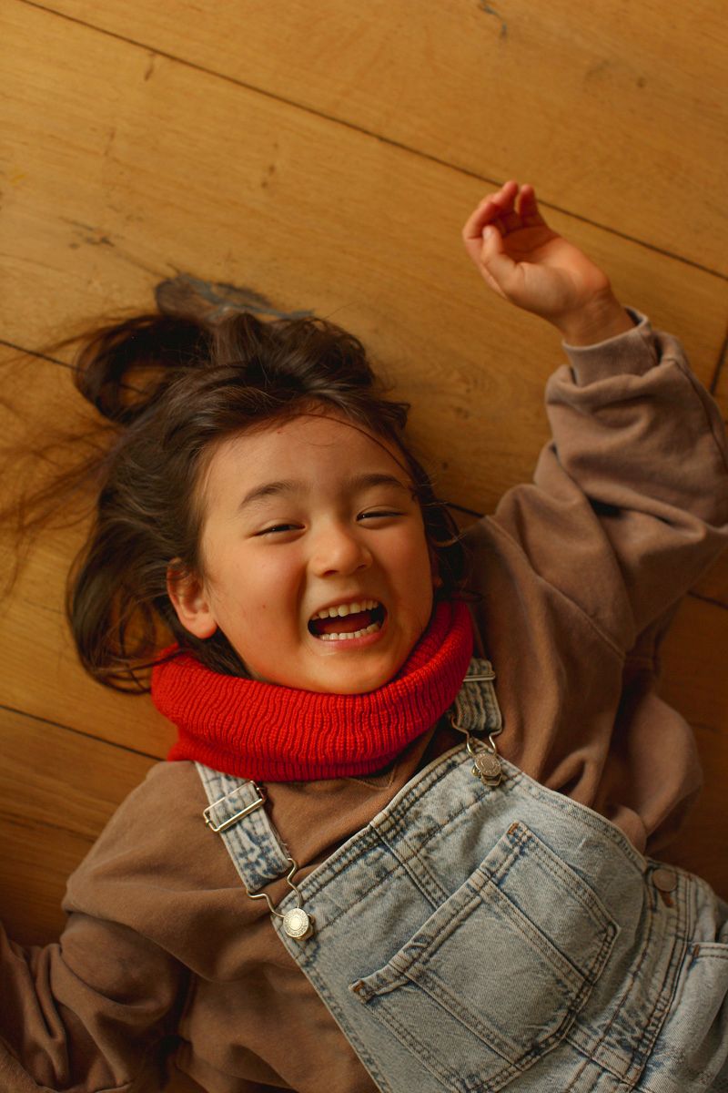 kindje aan met Sjaal red hvid