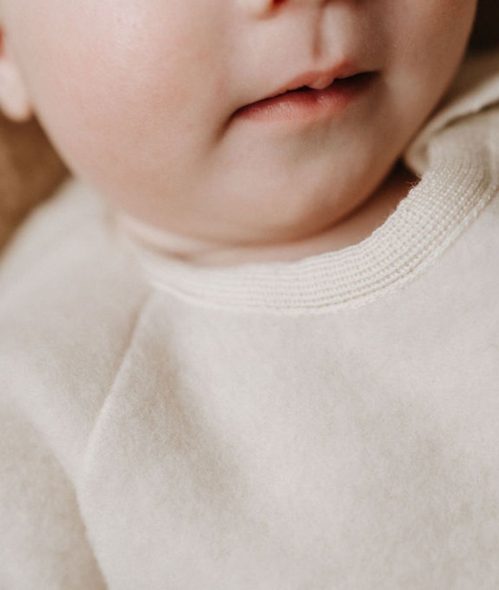 Slaapzak wolfleece naturel close up nek