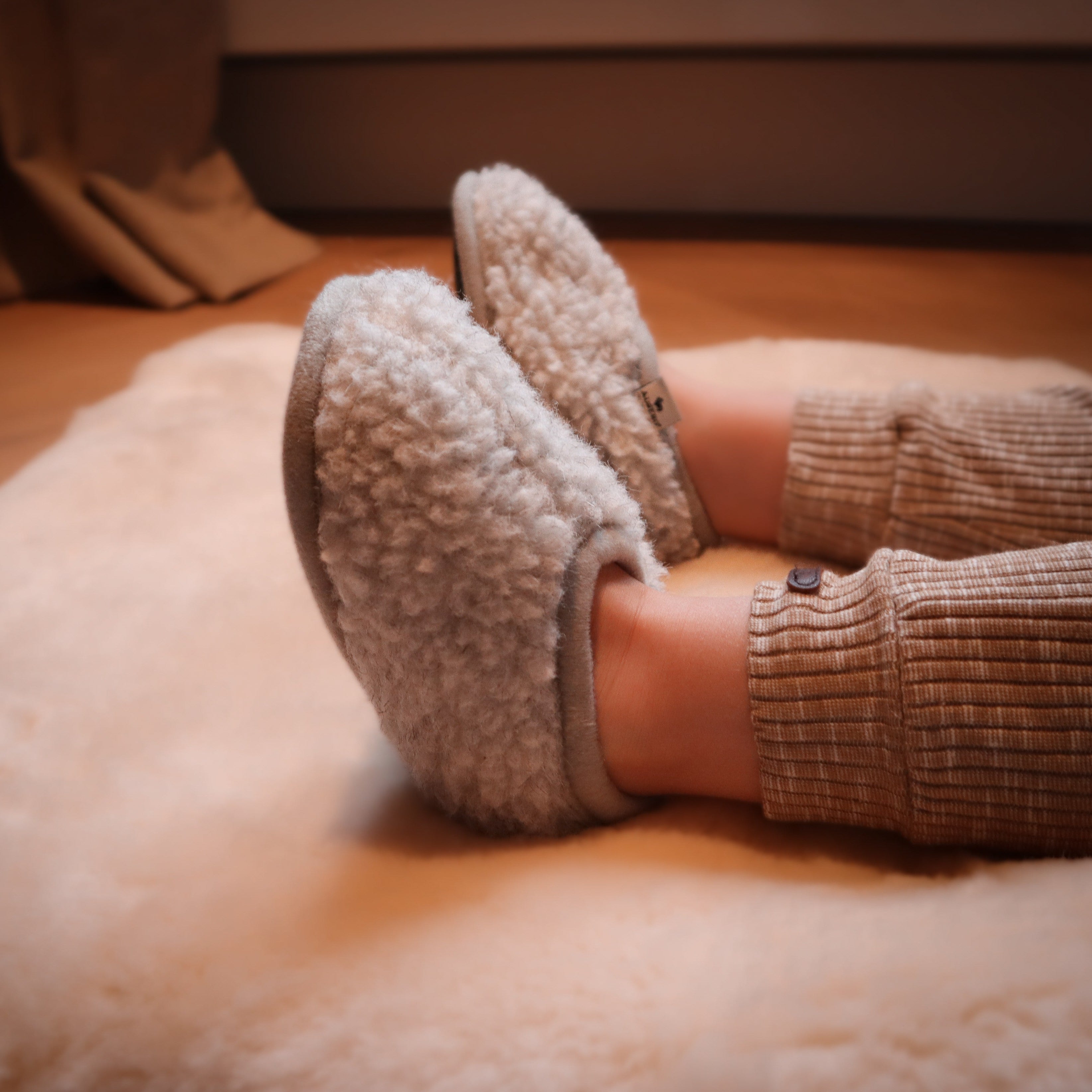 Grijze sloffen voor kinderen en volwassene in de kleur grijs gemaakt van wol van het merk Alwero.