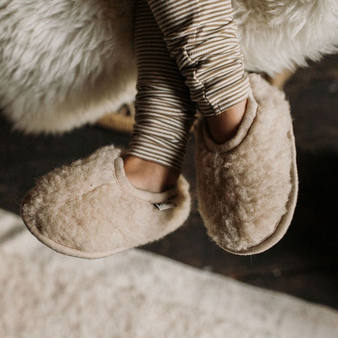 Beige sloffen voor kinderen en volwassene in de kleur beige gemaakt van wol van het merk Alwero.