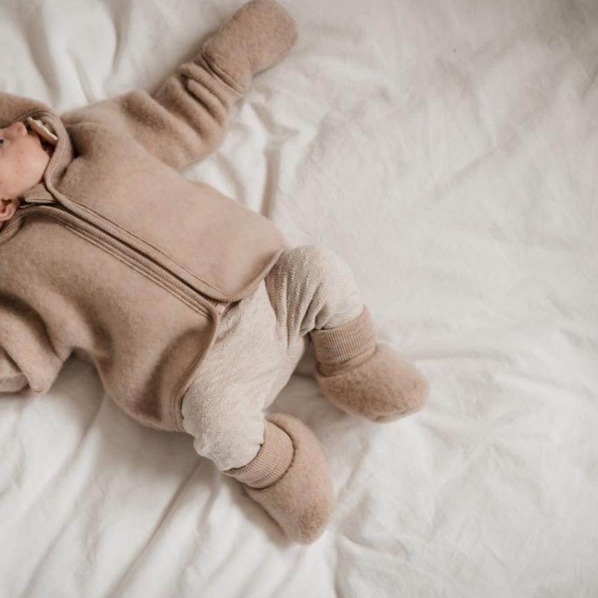 Slofjes wolfleece sand tweelaags Huttelihut. 