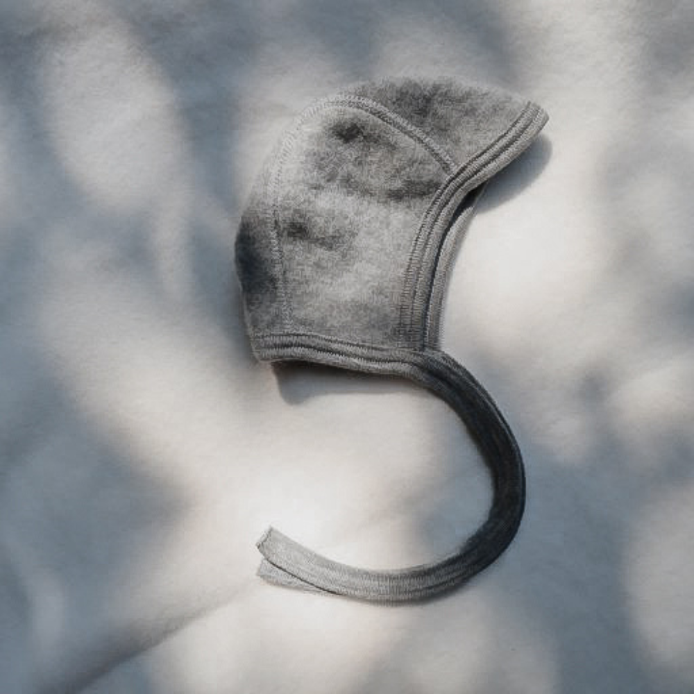 Strikmutsje in het grijs voor baby's gemaakt van wolfleece van Engel Natur.