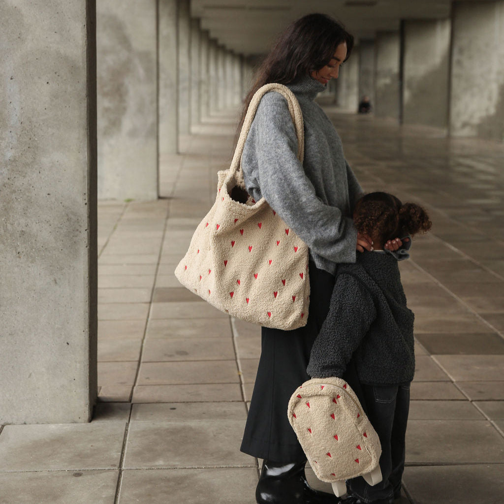 Moeder en dochter met Studio NOOS hearts ecru tas