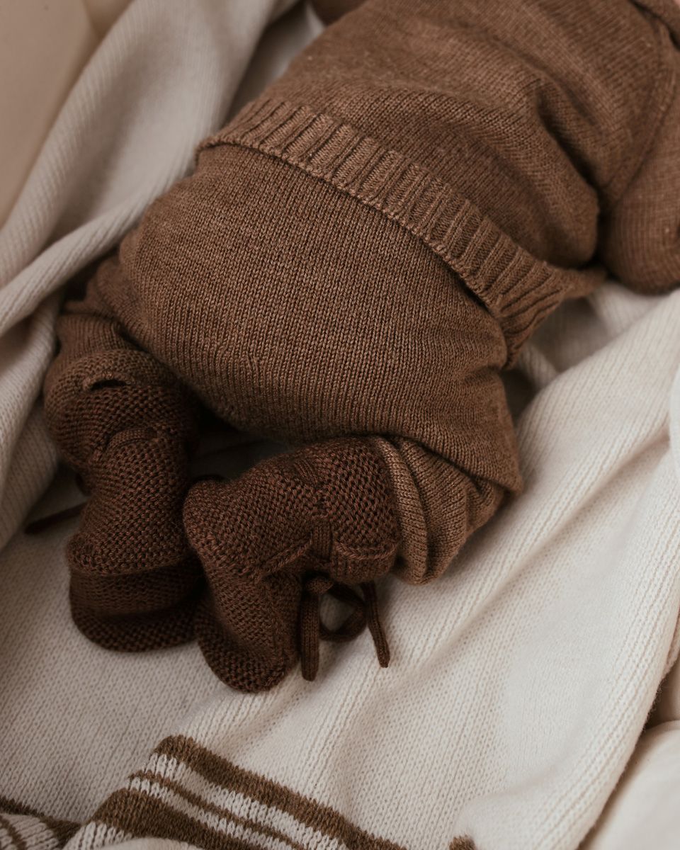 KIndje met broek en  Sweater mocha hvid aan