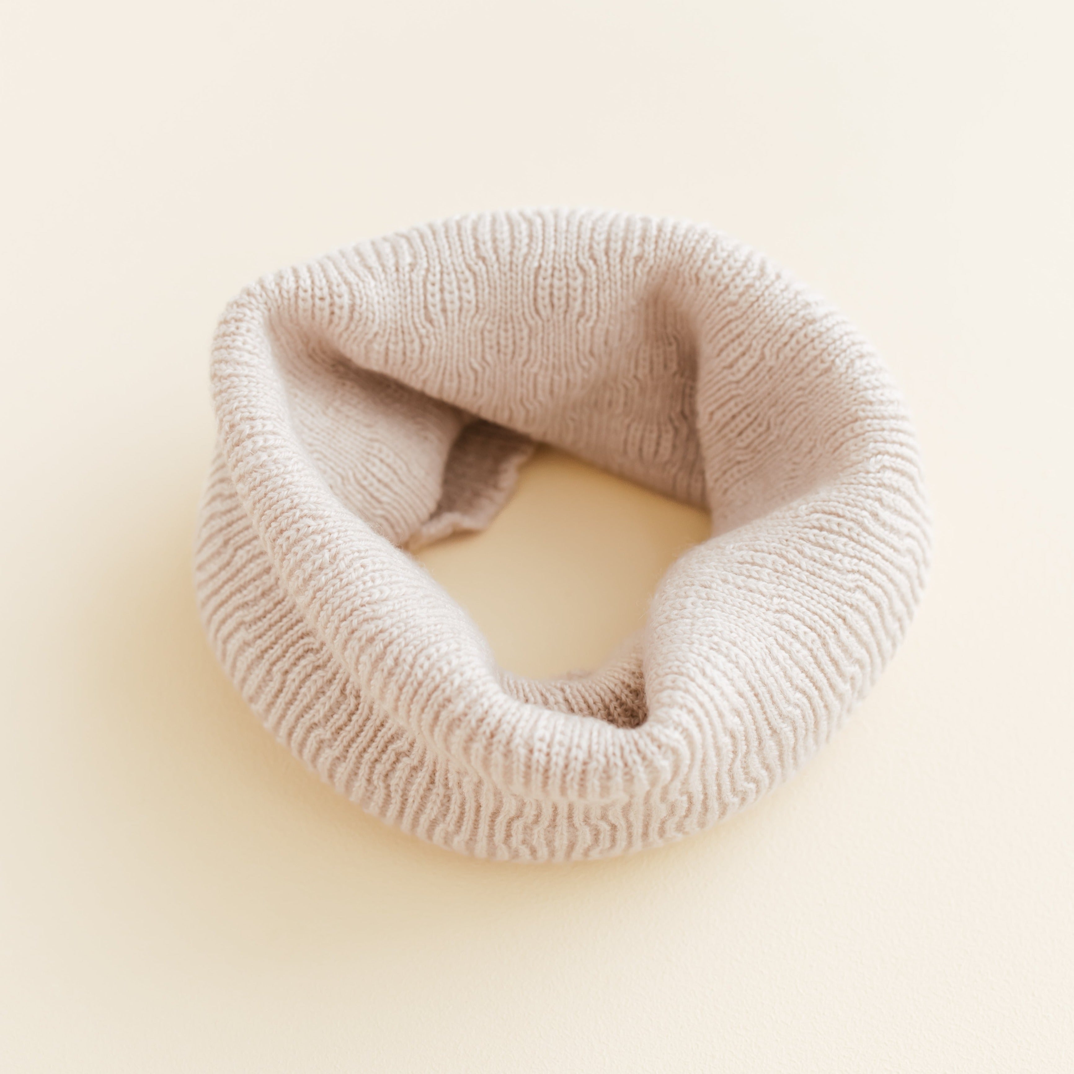 Rondgebreide cream sjaal voor baby's / kids van HVID.