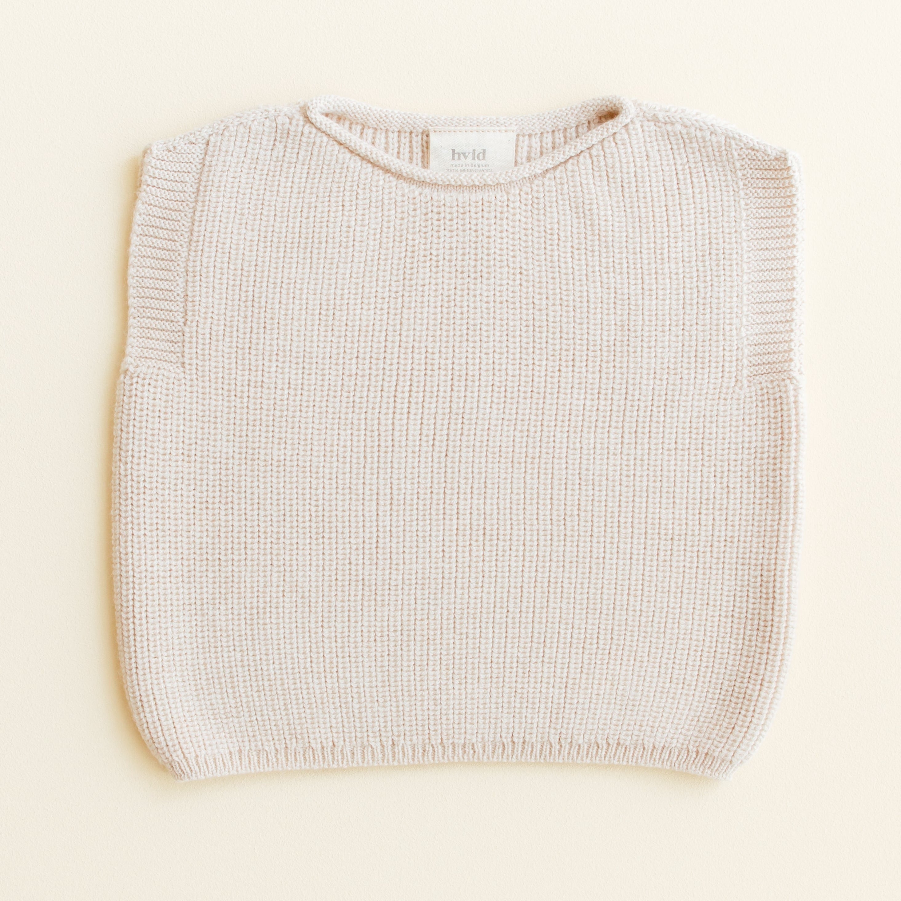 Dit leuke vest geeft net dat beetje extra warmte die je kleintje nodig heeft en zorgt voor een unieke look. Het vest is gemaakt van ultrazachte merino wol wat ervoor zorgt dat het huidje van je kleintje goed kan ademen.  Wat erg fijn is dat dit geen strak vest is maar stretchy en zonder mouwen wat zorgt dat je kleintje erg lang kan dragen :)