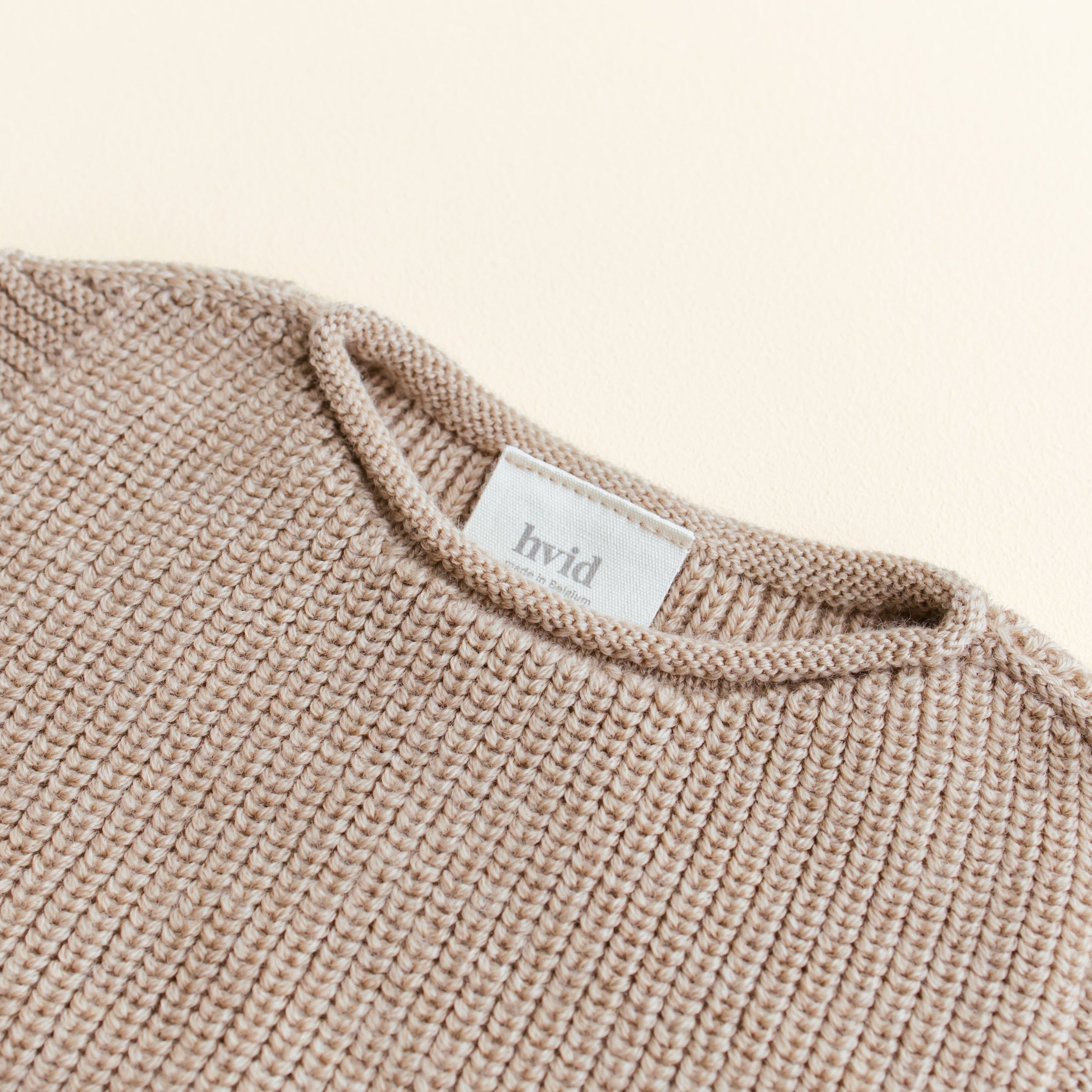 Dit leuke vest geeft net dat beetje extra warmte die je kleintje nodig heeft en zorgt voor een unieke look. Het vest is gemaakt van ultrazachte merino wol wat ervoor zorgt dat het huidje van je kleintje goed kan ademen.  Wat erg fijn is dat dit geen strak vest is maar stretchy en zonder mouwen wat zorgt dat je kleintje erg lang kan dragen :)