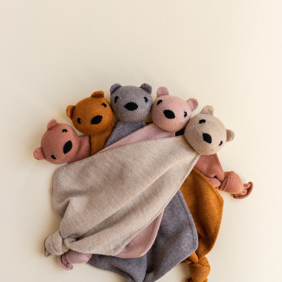 Gebreid speendoekje voor baby's in de kleur Grey Melange van HVID. Gebreid speendoekje voor baby's in de kleur grijs van HVID verschillende kleuren.