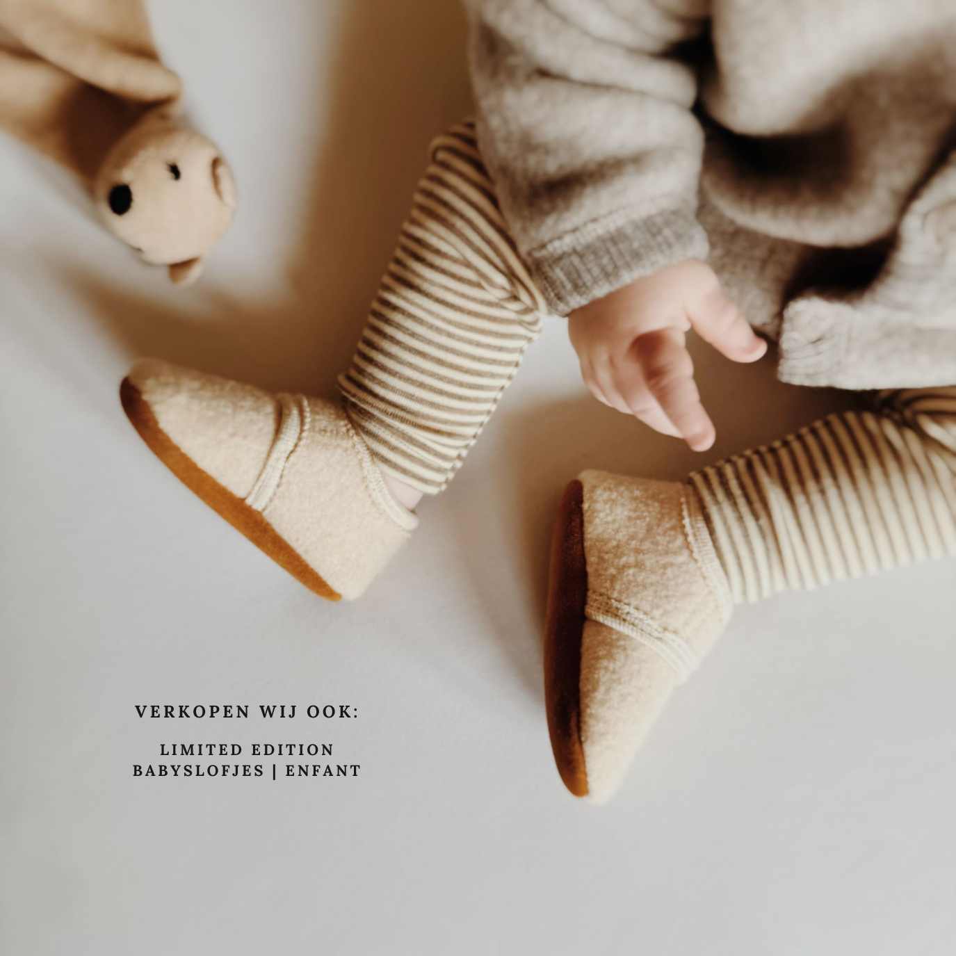 Vest Wolfleece Sesam Joha lifestyle in combinatie met babyslofjes. 