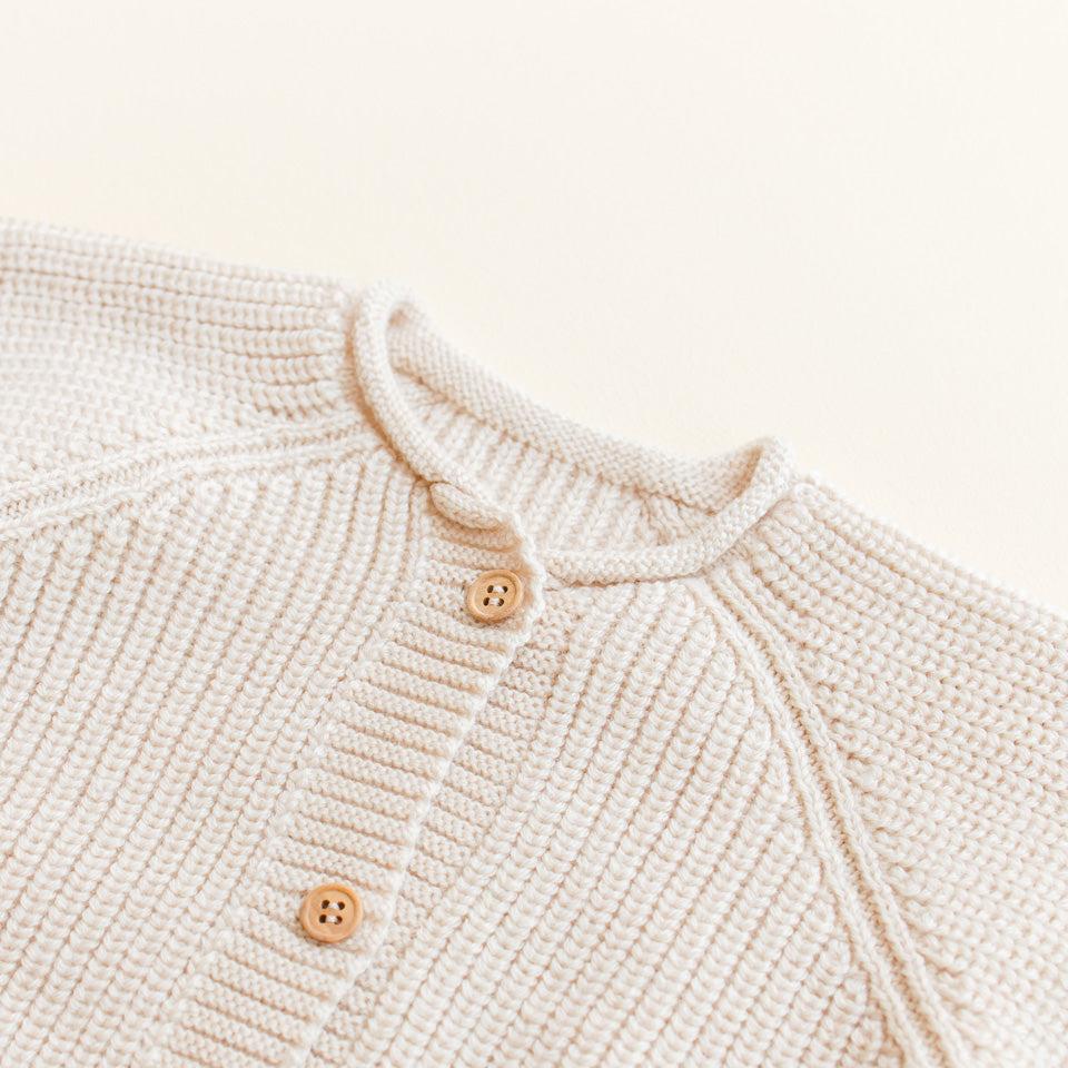 Vest baby cream Hvid voorzijde close up.