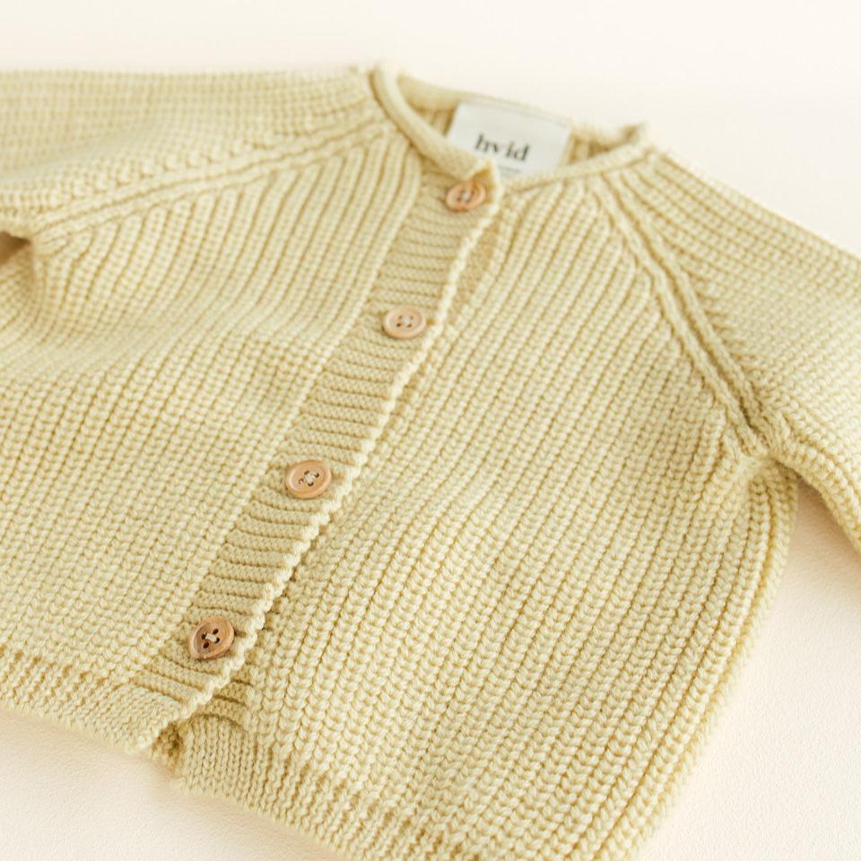 Vest baby light yellow hvid voorzijde close up.