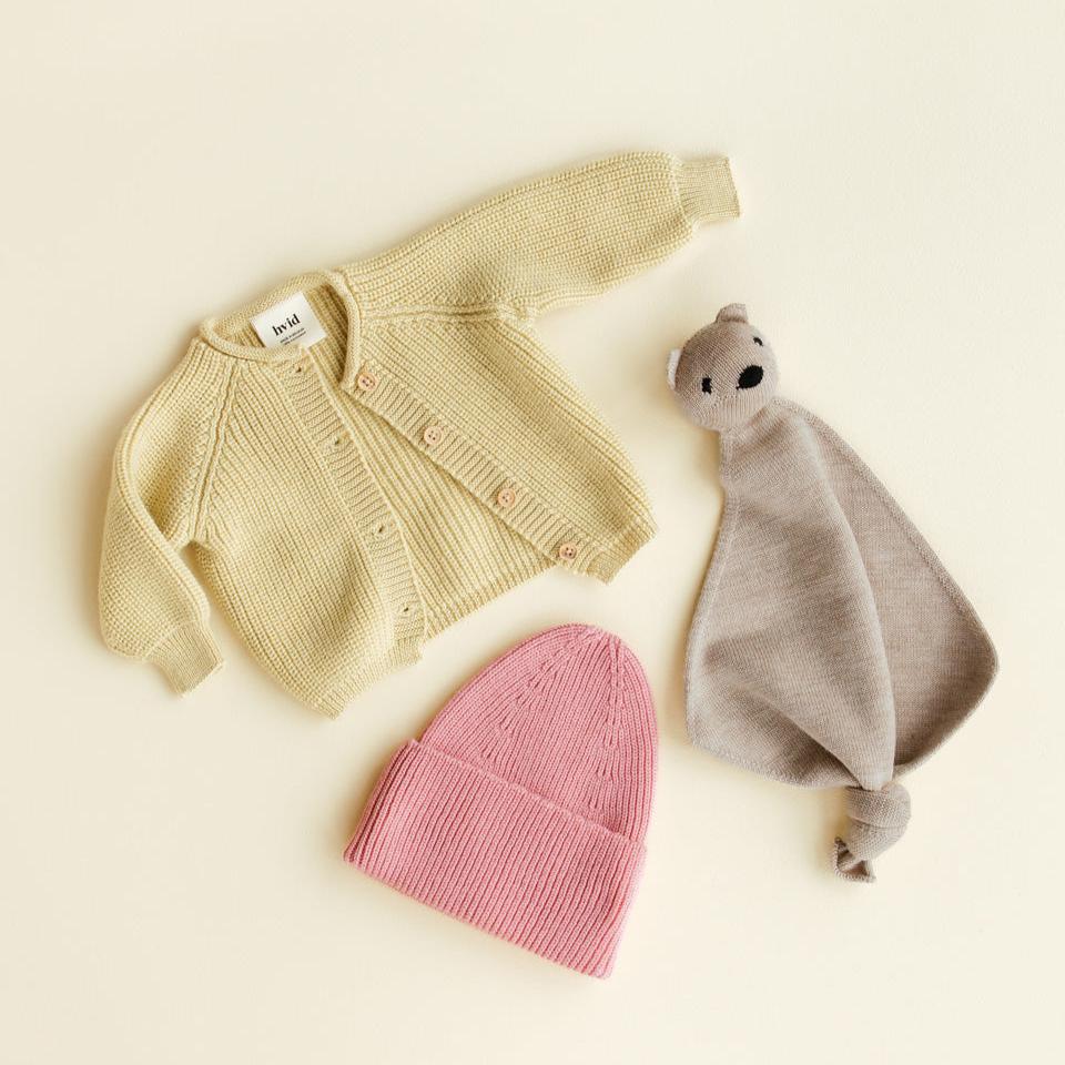 Vest baby light yellow hvid lifestyle.