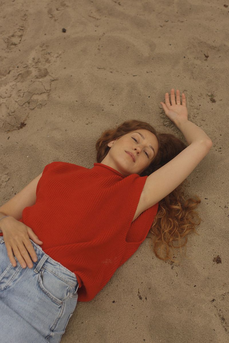 Vrouw liggend met Vest helle adult red aan