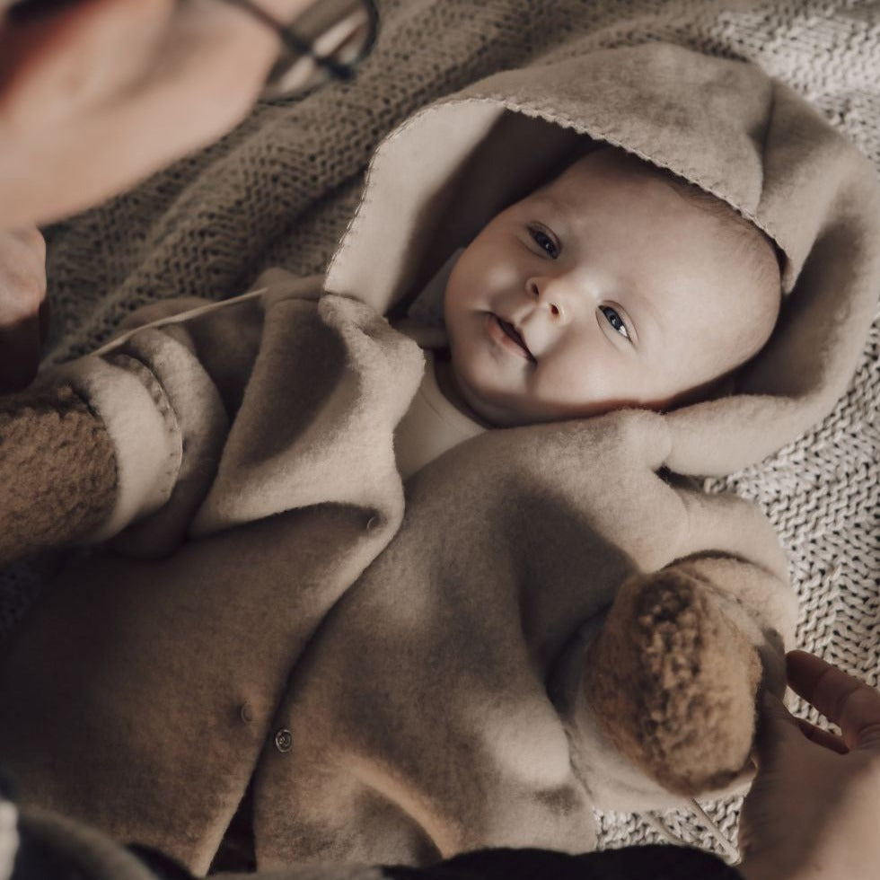 Vestje newborn Merinowol Alwero lifestyle.