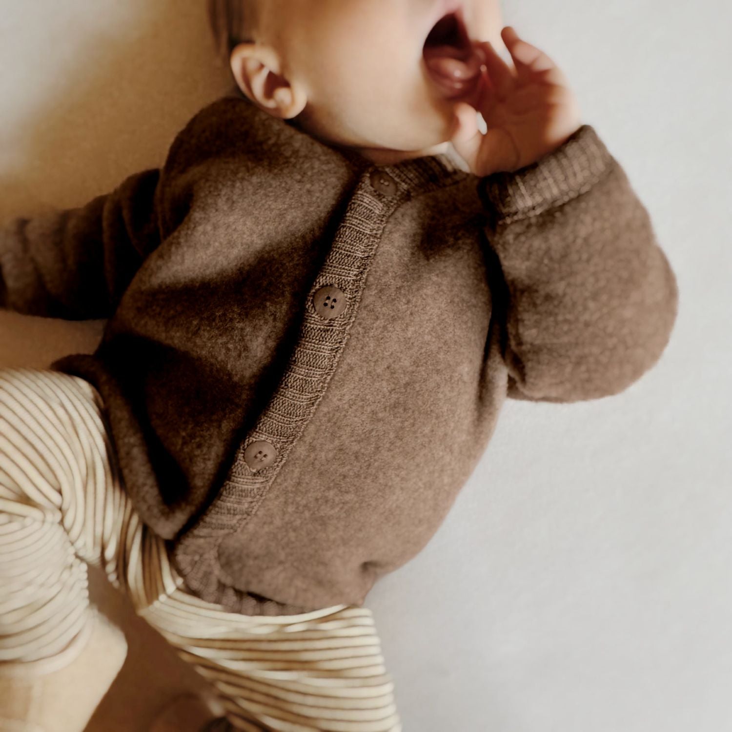 Baby met Vest wolfleece bruin aan