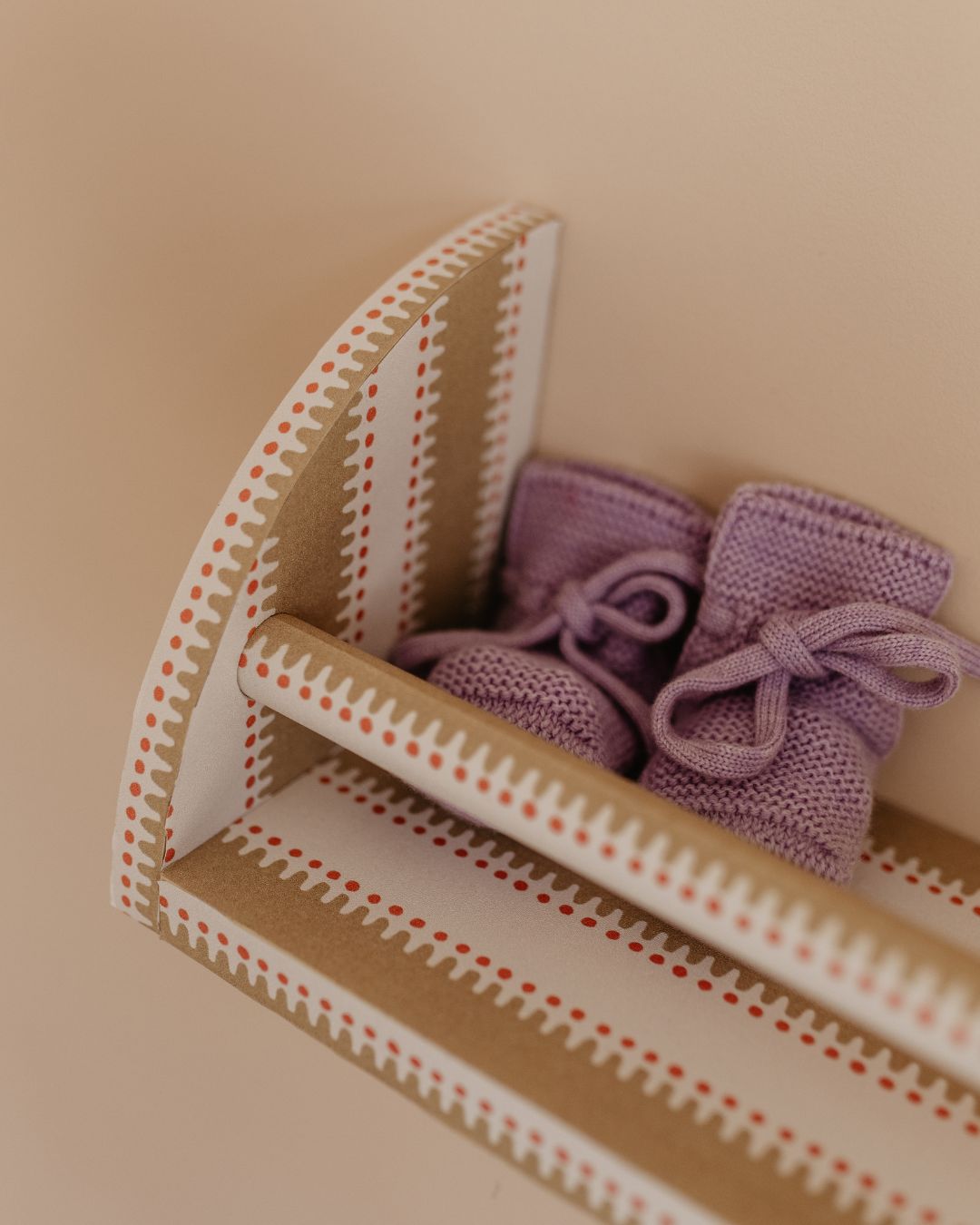 Wandplank patroon okergeel