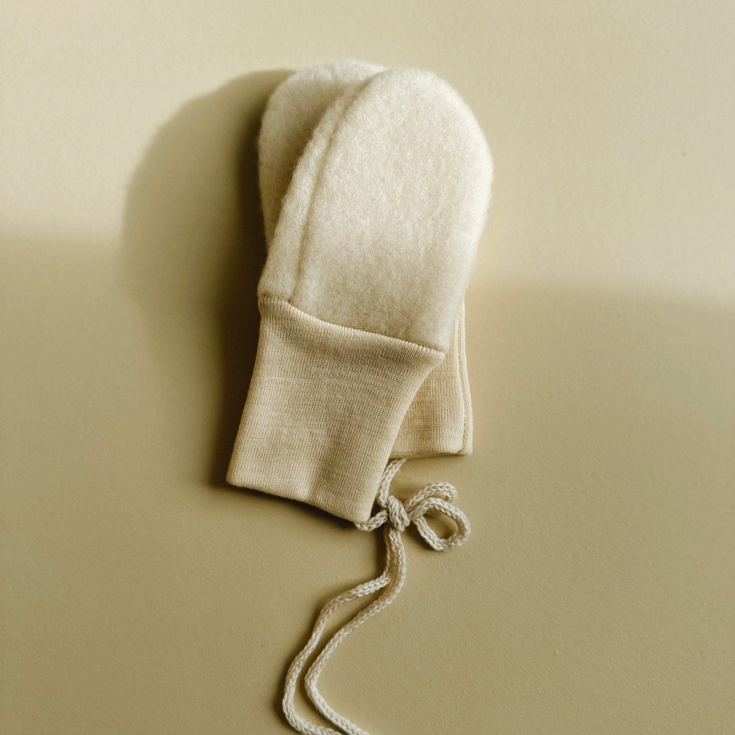 Wolfleece wantjes naturel Engel natur close up.