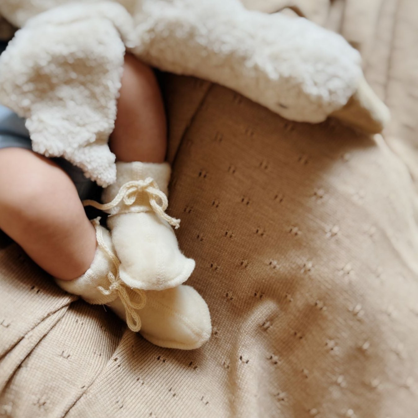 Wolfleece slofjes naturel Engel Natur lifestyle.