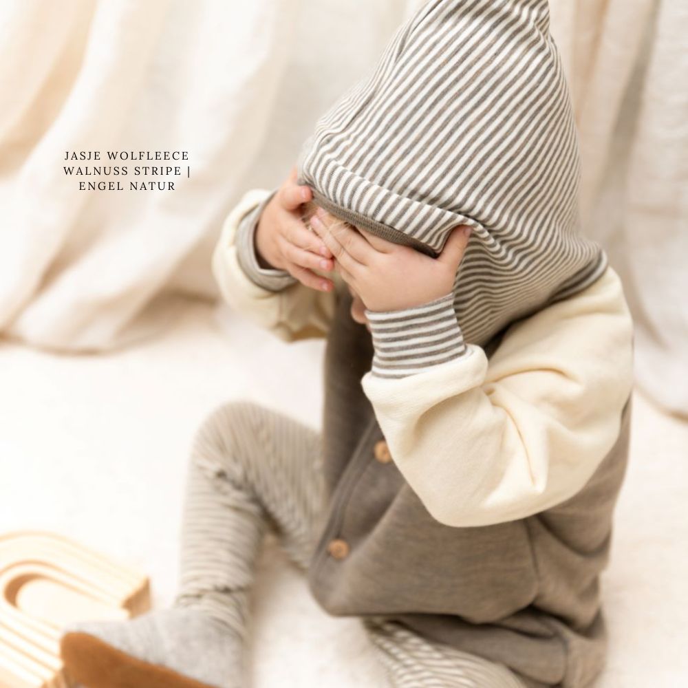 Wollen jasje met witte mouwen en bruine binnenkant van het merk Engel Natur. 